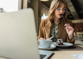Bolo de chocolate delicioso com apenas 3 ingredientes