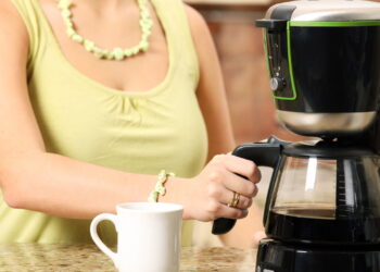 Esse passo a passo deixa sua cafeteira livre de resíduos e germes