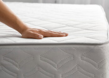 Nem só arejar, nem só aspirar: descubra o intervalo certo para cuidar do colchão