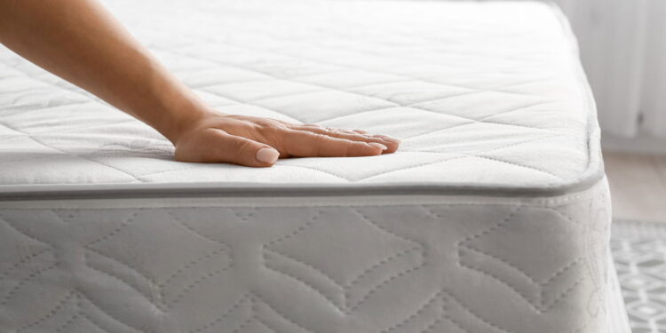 Nem só arejar, nem só aspirar: descubra o intervalo certo para cuidar do colchão