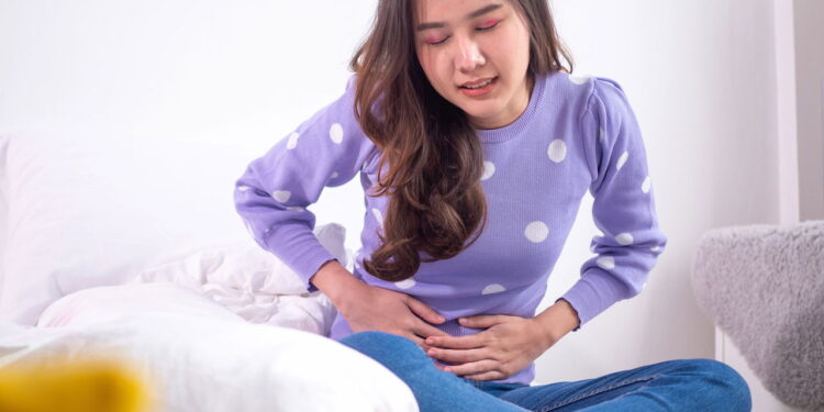 Chás naturais que aliviam cólicas menstruais de forma simples