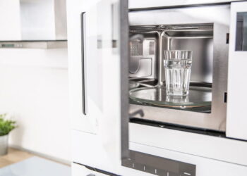 O que acontece se você aquecer água demais no micro-ondas