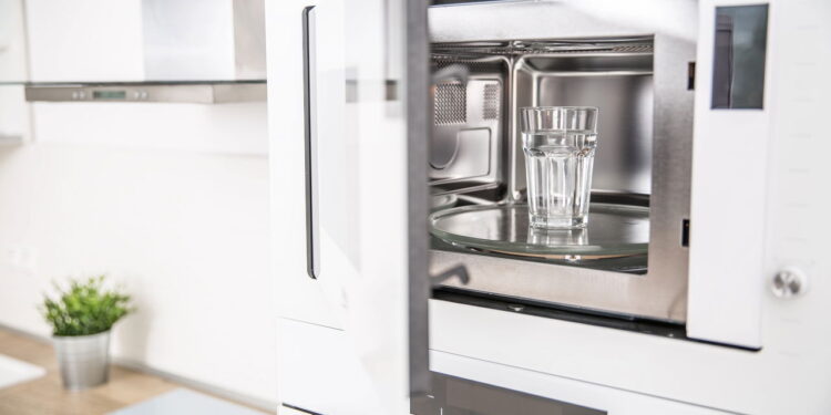 O que acontece se você aquecer água demais no micro-ondas