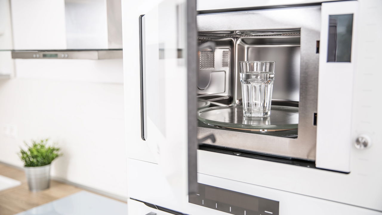 O que acontece se você aquecer água demais no micro-ondas