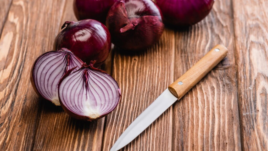 Cortar cebola sem chorar é possível com essas dicas caseiras