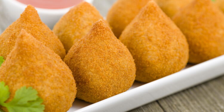 A melhor receita de coxinha de micro-ondas sem fritura