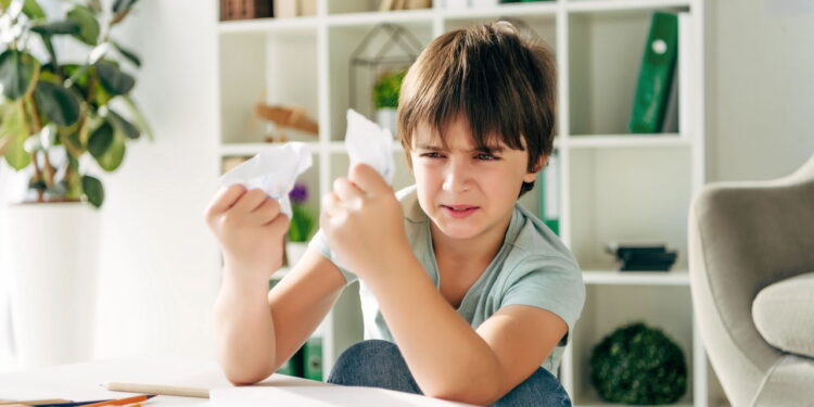 A agressividade infantil pode vir desse hábito comum, segundo psicólogos