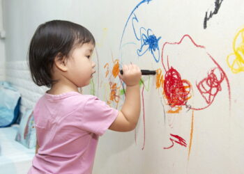 Dicas para limpar parede riscada de caneta, giz e tinta sem danificar