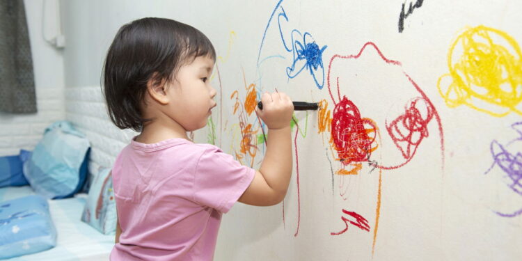 Dicas para limpar parede riscada de caneta, giz e tinta sem danificar