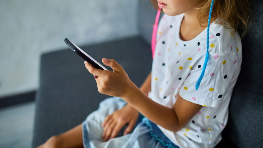 A agressividade infantil pode vir desse hábito comum, segundo psicólogos