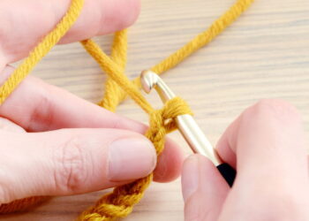 Descanso de copos com franjas em crochê deixa qualquer mesa mais charmosa