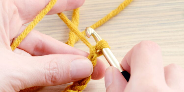 Descanso de copos com franjas em crochê deixa qualquer mesa mais charmosa