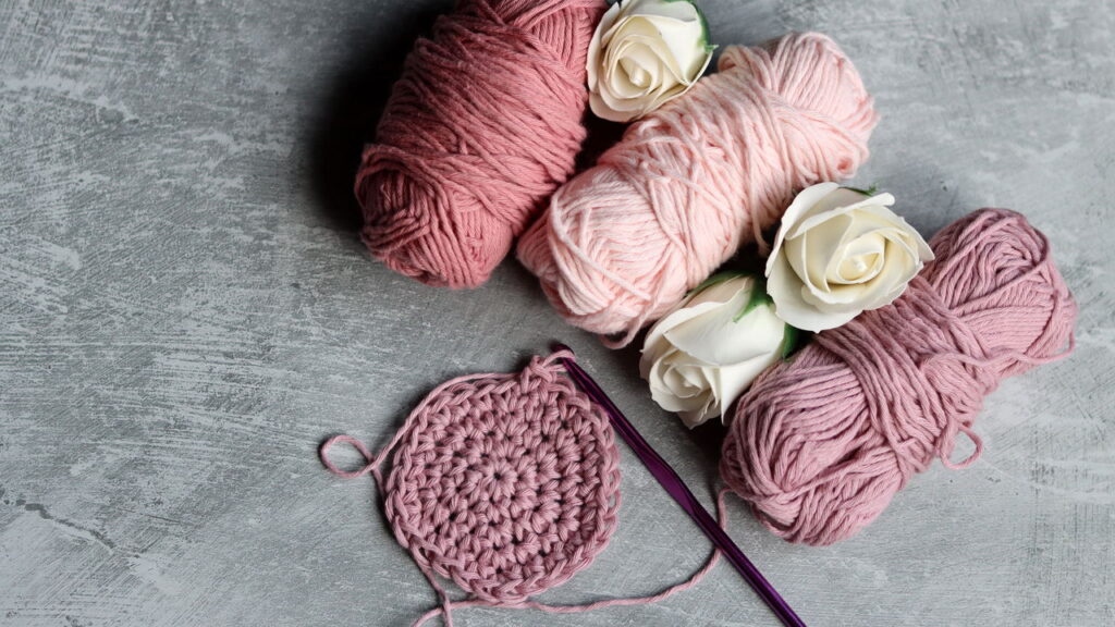 Descanso de copos com franjas em crochê deixa qualquer mesa mais charmosa