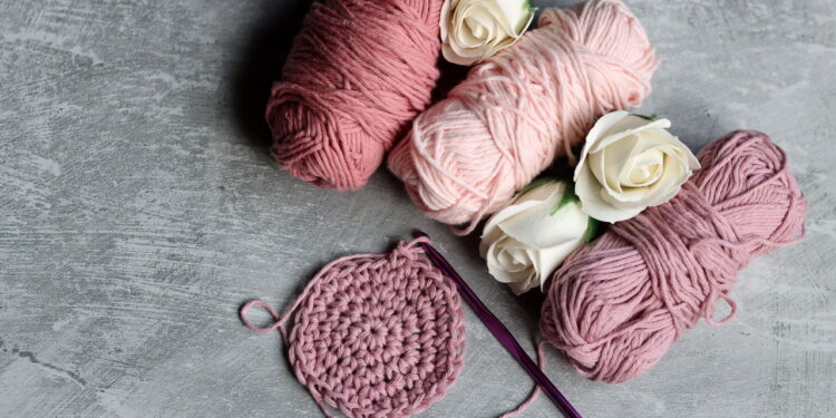 Esse acessório de crochê é tendência e pode ser feito em casa com poucos materiais