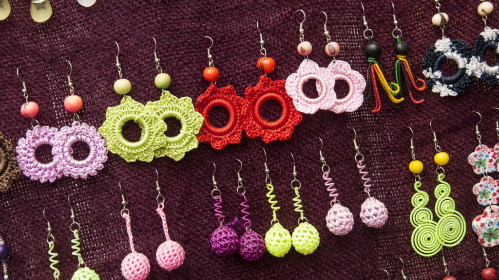 Esse acessório de crochê é tendência e pode ser feito em casa com poucos materiais