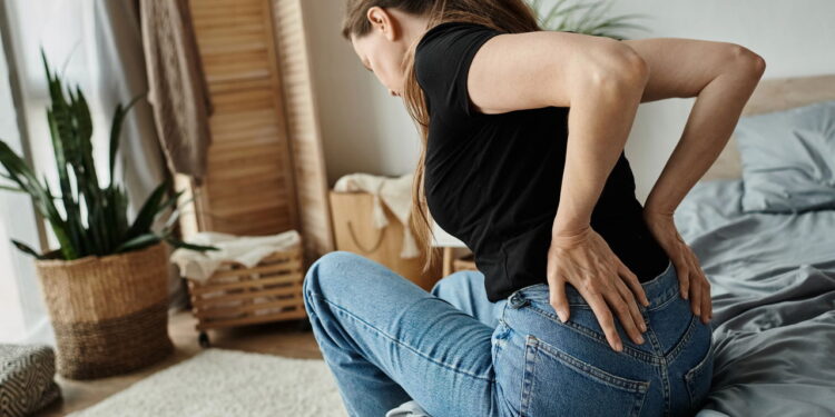 Tratamento com fisioterapia e alongamento ajuda a aliviar a Hipercifose