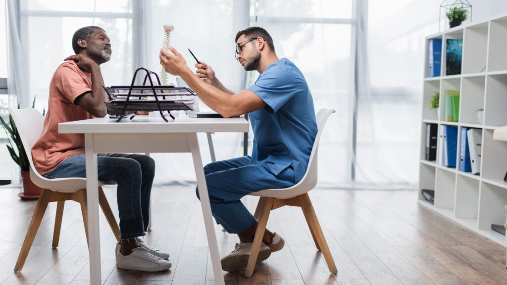 Tratamento com fisioterapia e alongamento ajuda a aliviar a Hipercifose