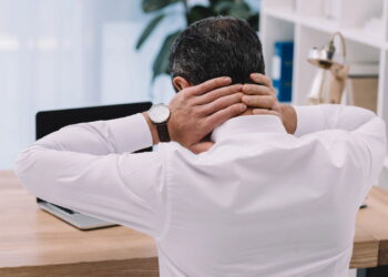 Dor no pescoço do nada pode ter relação com esse hábito comum