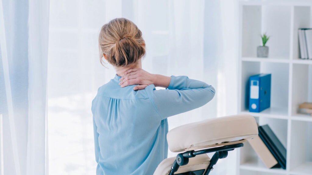 Exercícios rápidos ajudam a aliviar dor nas costas e no pescoço.