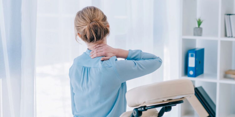 Exercícios com cabo de vassoura ajudam a aliviar dores no corpo, melhorar a postura e aumentar a mobilidade