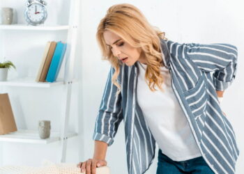 Exercício no chão que ativa o core em segundos e ajuda a aliviar dores na lombar