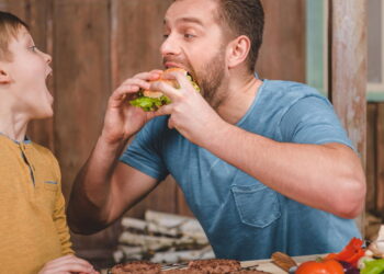 O costume de mastigar rápido pode afetar seu bem-estar, segundo psicólogos