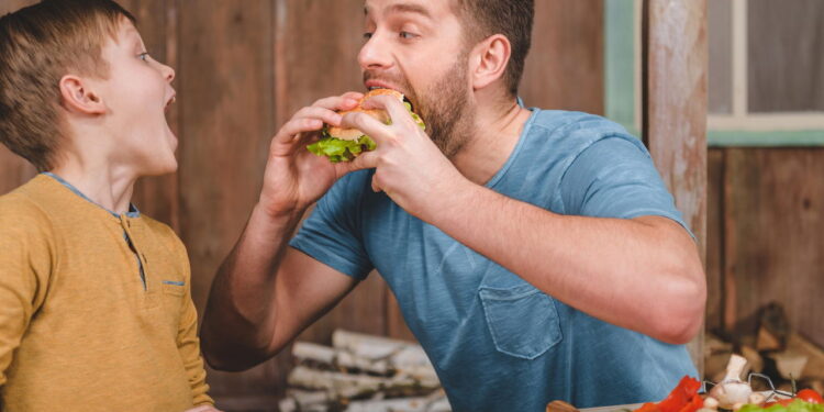 O costume de mastigar rápido pode afetar seu bem-estar, segundo psicólogos