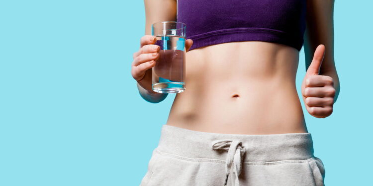 A receita de Água Detox que desincha o abdômen e ajuda a queimar gordura