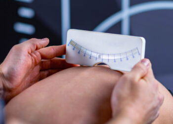 Dor nas costas e ombros tortos podem ser sinais de escoliose