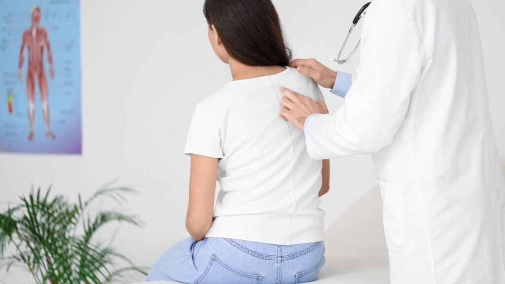 Dor nas costas e ombros tortos podem ser sinais de escoliose