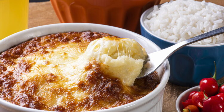 Como fazer escondidinho de carne no micro-ondas para um jantar rápido e delicioso
