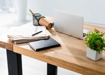 Como eliminar o cheiro de mofo da escrivaninha de madeira