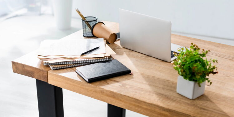 Como eliminar o cheiro de mofo da escrivaninha de madeira