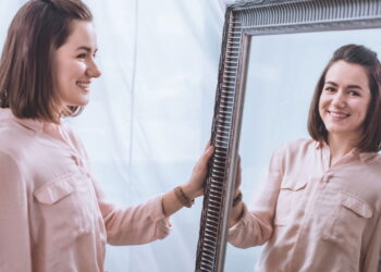 3 ingredientes que juntos limpam espelhos e afastam insetos