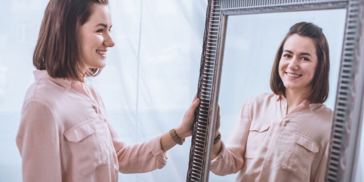 3 ingredientes que juntos limpam espelhos e afastam insetos