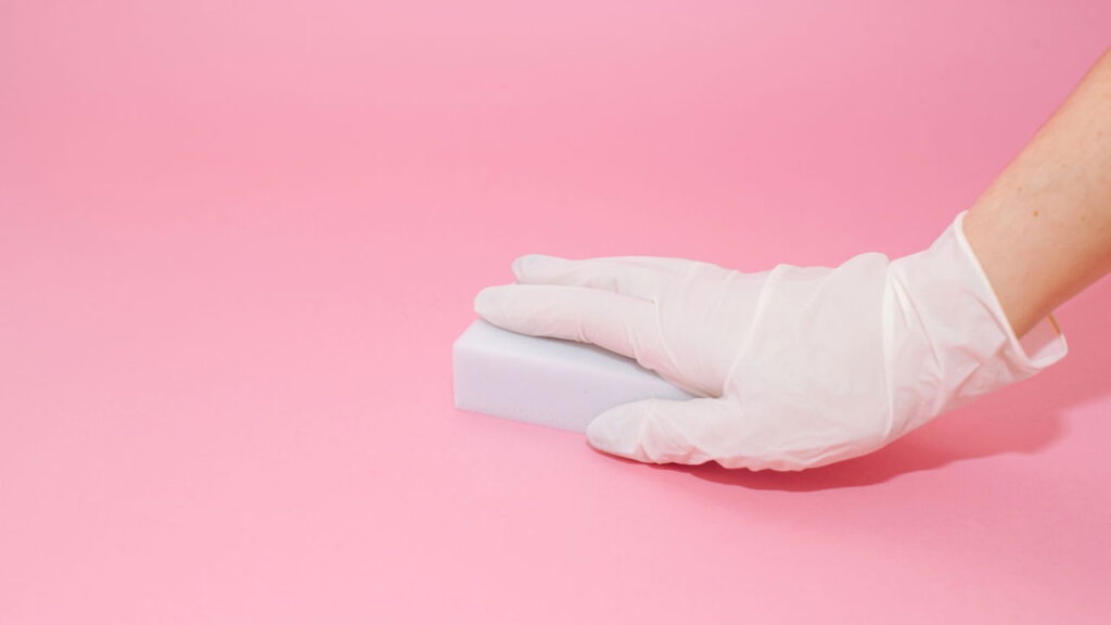 Nem vinagre, nem bicarbonato: o item simples que elimina manchas de parede