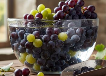 A maneira correta de lavar a uva para remover todos os vermes