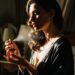 Não esfregue nem borrife nos pulsos ou no pescoço: o truque simples para fazer um perfume durar da manhã à noite