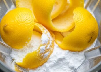 Casca de limão com bicarbonato: combinação poderosa que elimina odores e facilita a faxina