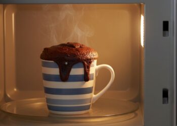Bolo de caneca no micro-ondas que fica pronto em apenas 5 minutos