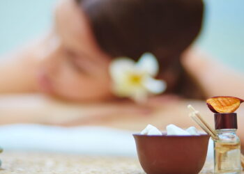 Como criar essências aromáticas com folhas para rituais de banho