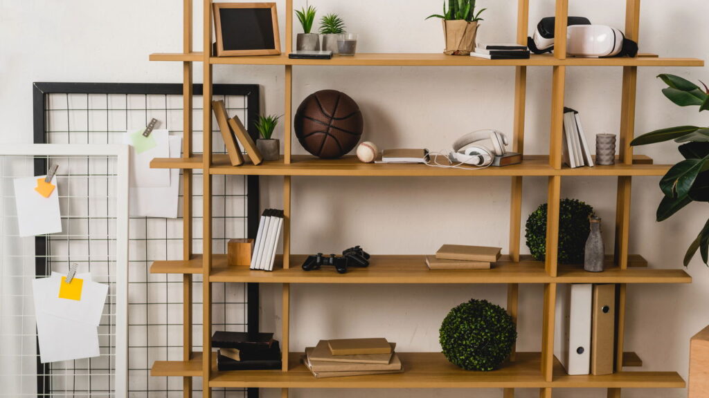 Maneira prática de proteger estantes contra cupins