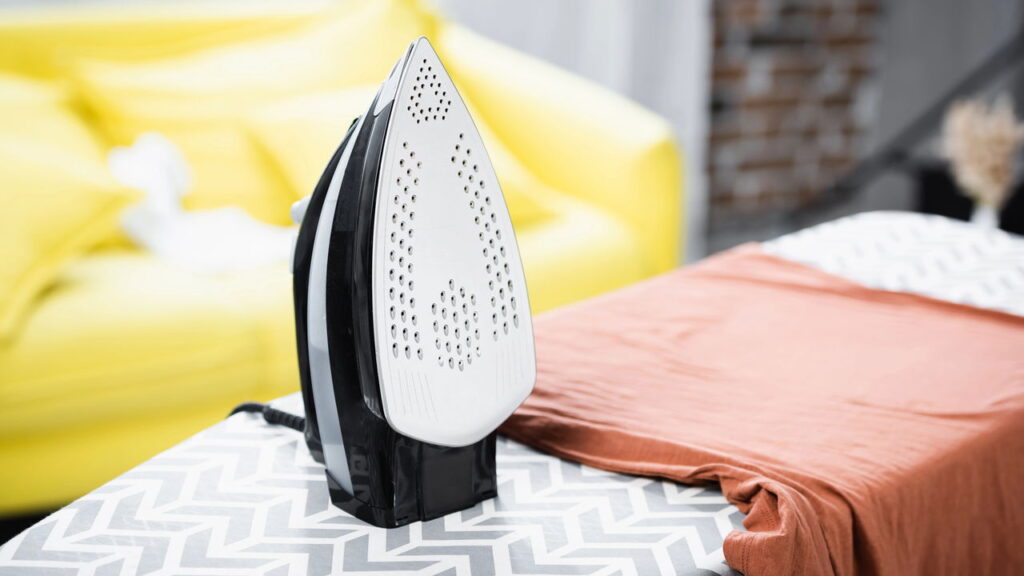 Como limpar ferro de passar a vapor antiaderente sem esforço