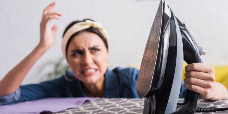 Como limpar ferro de passar a vapor antiaderente sem esforço