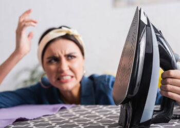 Como limpar um ferro com uma base queimada? O método que o torna suave novamente