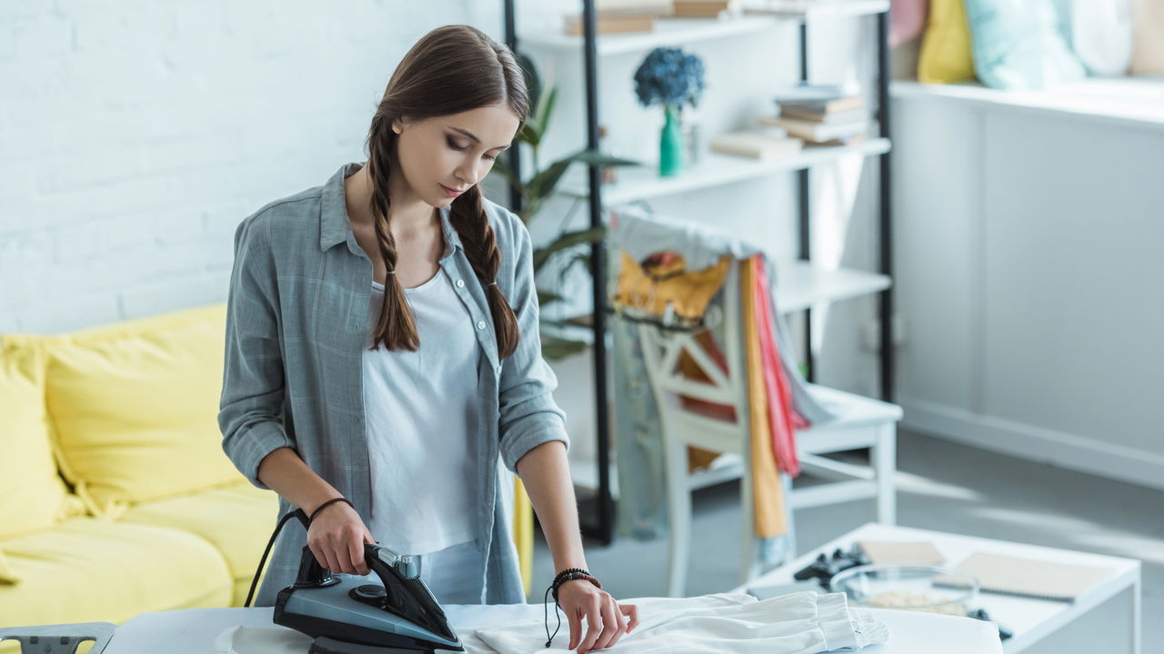 Como tirar cheiro de roupa com o ferro de passar sem lavar nem molhar