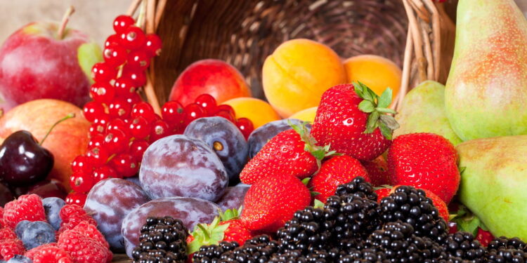 4 frutas vermelhas que crescem rápido e enchem sua cozinha de sabor