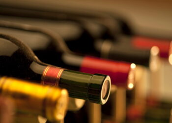 Você nunca mais vai jogar garrafas fora depois de ver isso