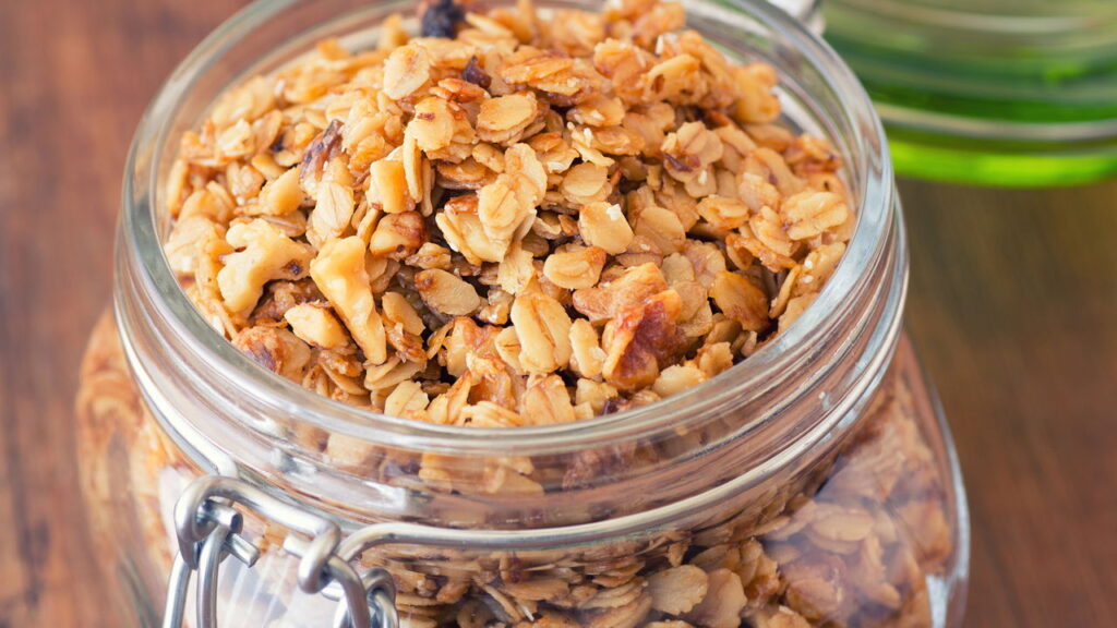 Como criar granolas com plantas secas para cafés da manhã
