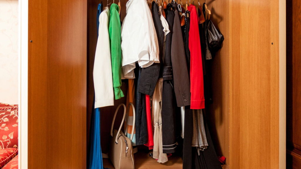 Esse é o truque secreto que elimina cheiro de mofo das roupas